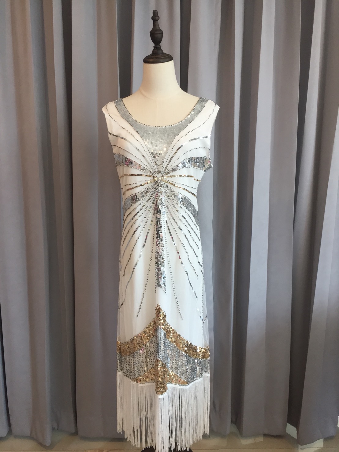 พร้อมเช่า ชุด Gatsby ออกงาน แต่งเลื่อม กระโปรงพริ้วสวย สีเงินวิ้งๆ