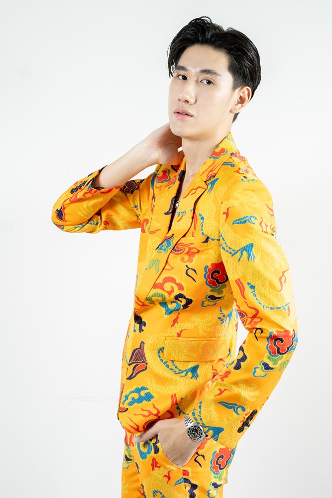 พร้อมเช่า ชุดสูทจีนชาย สีเหลืองทอง พิมพ์ลายกราฟฟิก สไตล์จีน *ไม่มีเสื้อกั๊ก*