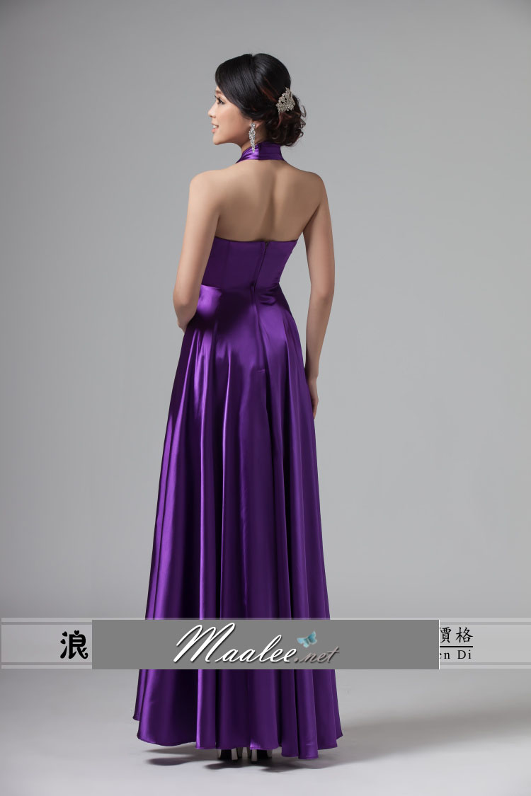 พร้อมเช่า ชุดราตรียาว เกาะอก แบบเก๋คล้องคอ สีม่วง กระโปรงทรงเอ ประดับเลื่อมช่วงเอว