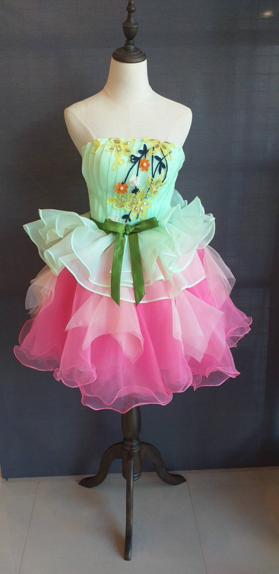 พร้อมเช่า ชุดแฟนซี ชุดราตรีสั้น เกาะอก สีเขียว กระโปรงระบายสีชมพูหวาน อกจับจีบแต่งลายสวย