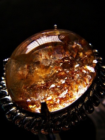 QU0034 แก้วกาบทองพื้นสลักกาบแก้ว กาบทอง งามตระการตา แก้วล้ำเลิศเลอคุณค่า จากกลางพื้นพิภพ ขนาดแก้ว 17.32x20.77x10.32 มม. น้ำหนัก 26.42ct. ขนาดแหวน52.5