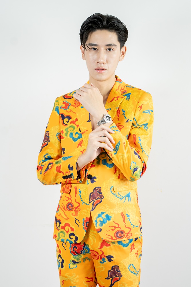 พร้อมเช่า ชุดสูทจีนชาย สีเหลืองทอง พิมพ์ลายกราฟฟิก สไตล์จีน *ไม่มีเสื้อกั๊ก*