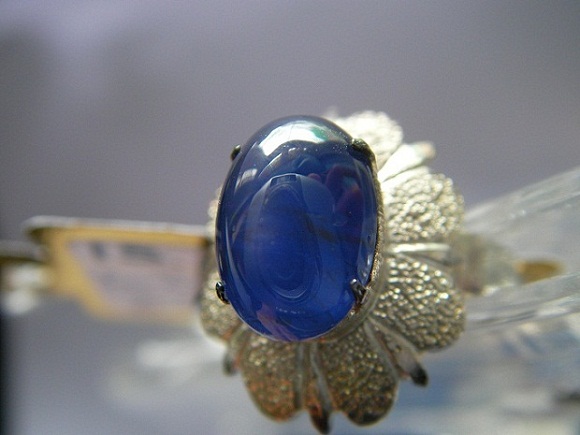 นิหร่าไพลินพม่า บ่อม๊กก๊ก เปลี่ยนสีได้เมื่อโดนแสงต่างระดับ น้ำเงิน-ม่วง ทรงนูนกองข้าว สวยมาก ขนาด 6.5x9.2x3.5 mm. นน. 2.45 ct. ราคาโทรถาม