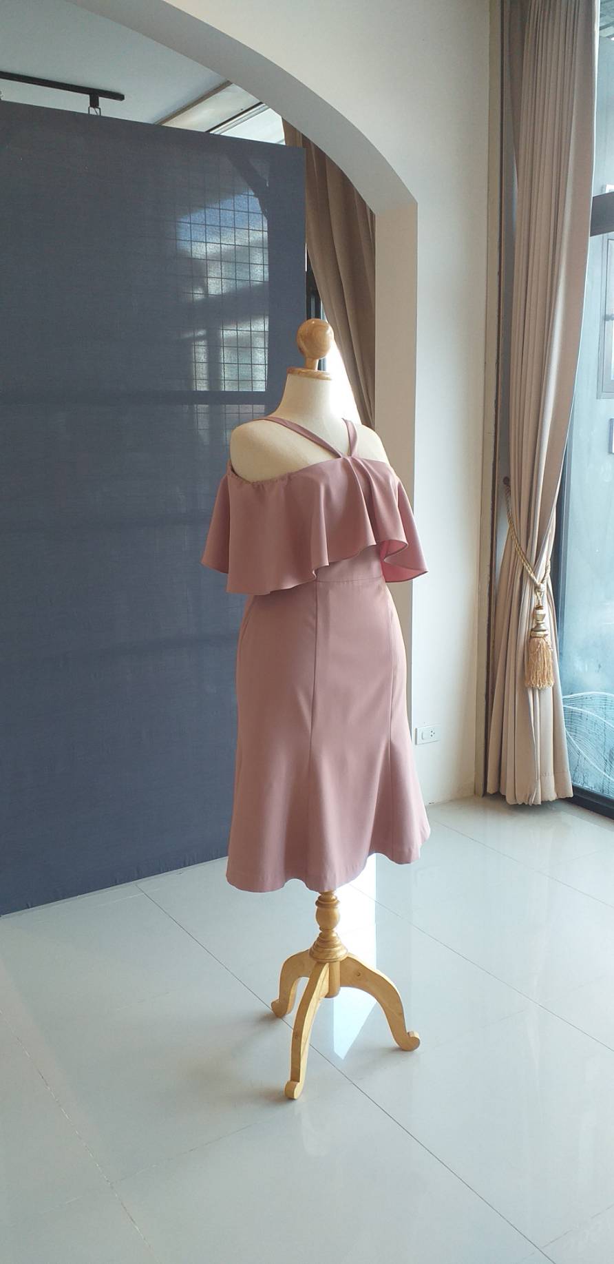 พร้อมเช่า ชุดราตรีสั้น สำหรับสาวอวบ ปาดไหล่ สีชมพู Nude กระโปรงระบายสวย