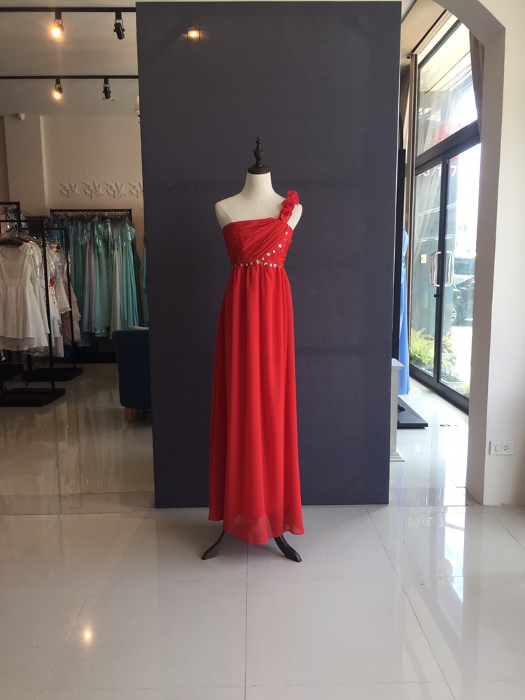 พร้อมส่ง ชุดราตรียาว เกาะอก ไหล่เดียว จับจีบเก๋ แต่งแถบคริสตัลช่วงอก สีแดง