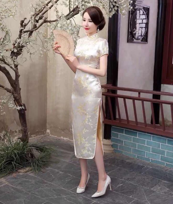 Pre-order กี่เพ้า สีครีม ลายดอกบ๊วย Cherry Blossom ผ้าไหมจีน กุ๊นขอบ ตัดเย็บอย่างดี