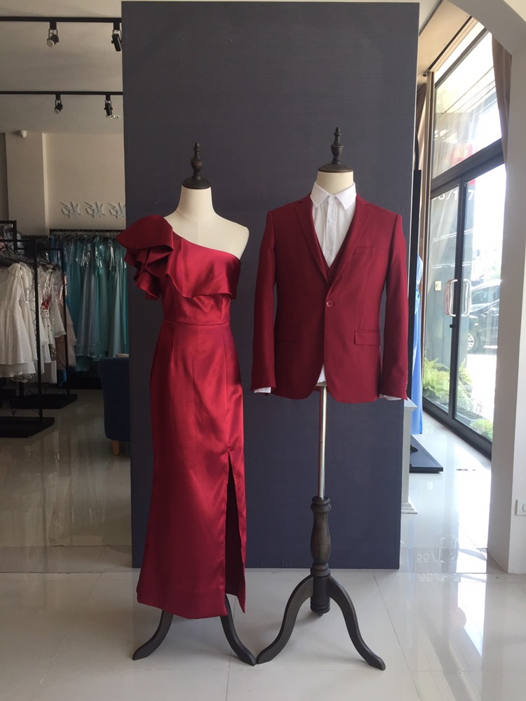 พร้อมเช่า ชุดเดรส เดรสไหล่เดียว ผ้าดัชเชส แพทเทิร์นเนียบ แต่งระบายสะโพก สีไวน์แดง