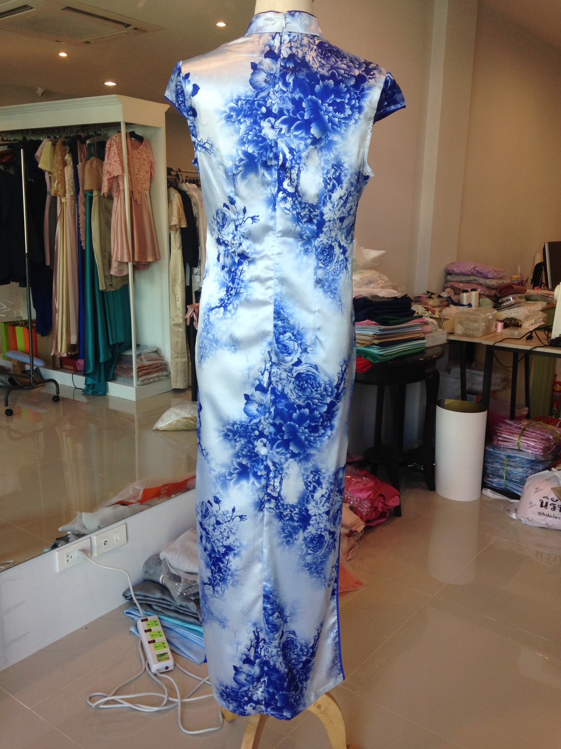 พร้อมส่ง กี่เพ้า สีขาว ฟ้า ผ้าซาติน พิมพ์ลาย ดอกไม้ แบบเรียบหรู (L)