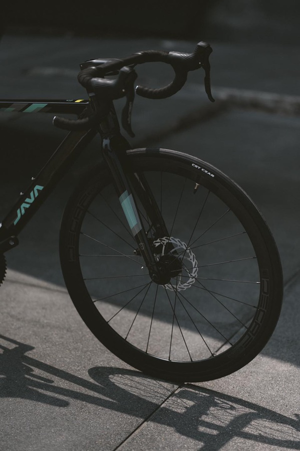 จักรยานเสือหมอบ JAVA AURIGA ชุดขับ DECA Shimano Sora 18speeds เฟรมอลูมิเนียม ลบรอยเชื่อม แฮนด์อลูมิเนียม lntegrated 700c