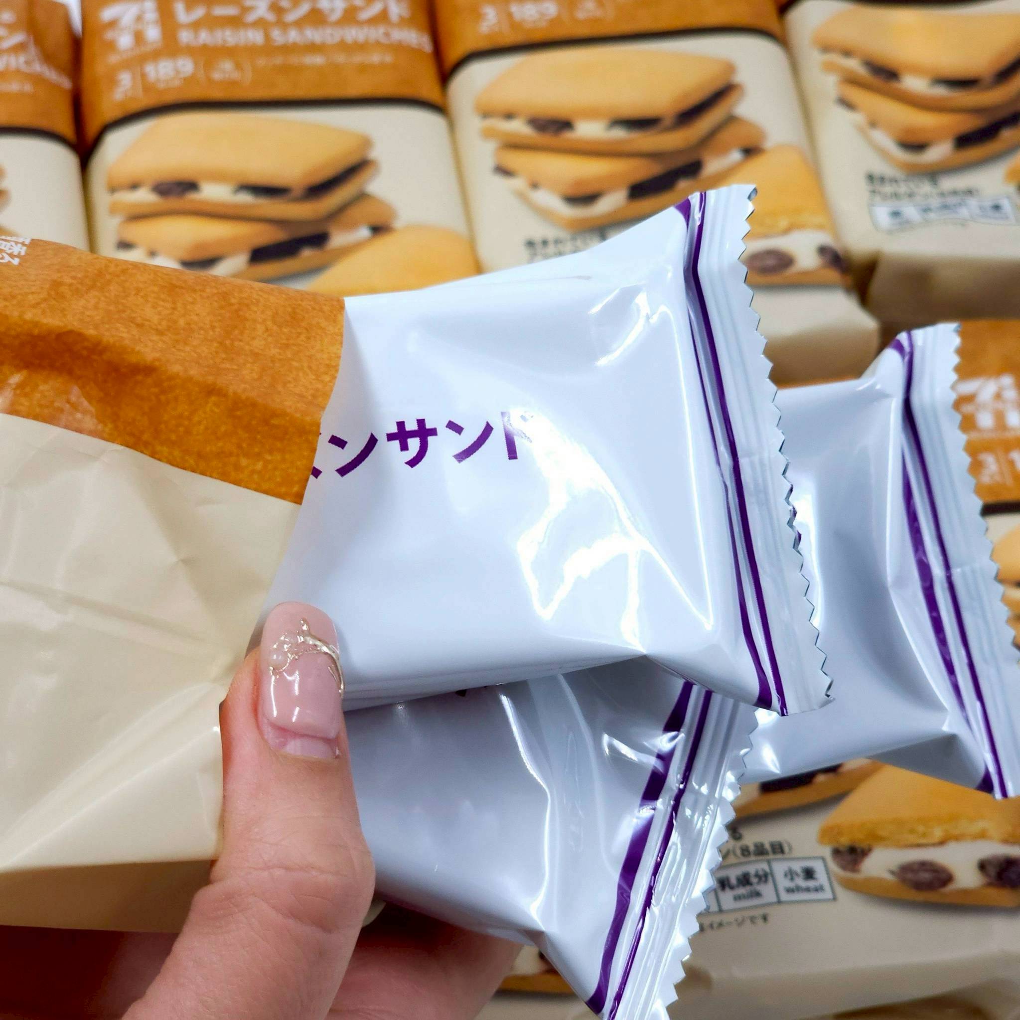 7-11 premium raisin sandwiches 3 pcs. คุ้กกี้ลูกเกด レーズンサンド บรรจุ 3 ชิ้น จากญี่ปุ่น