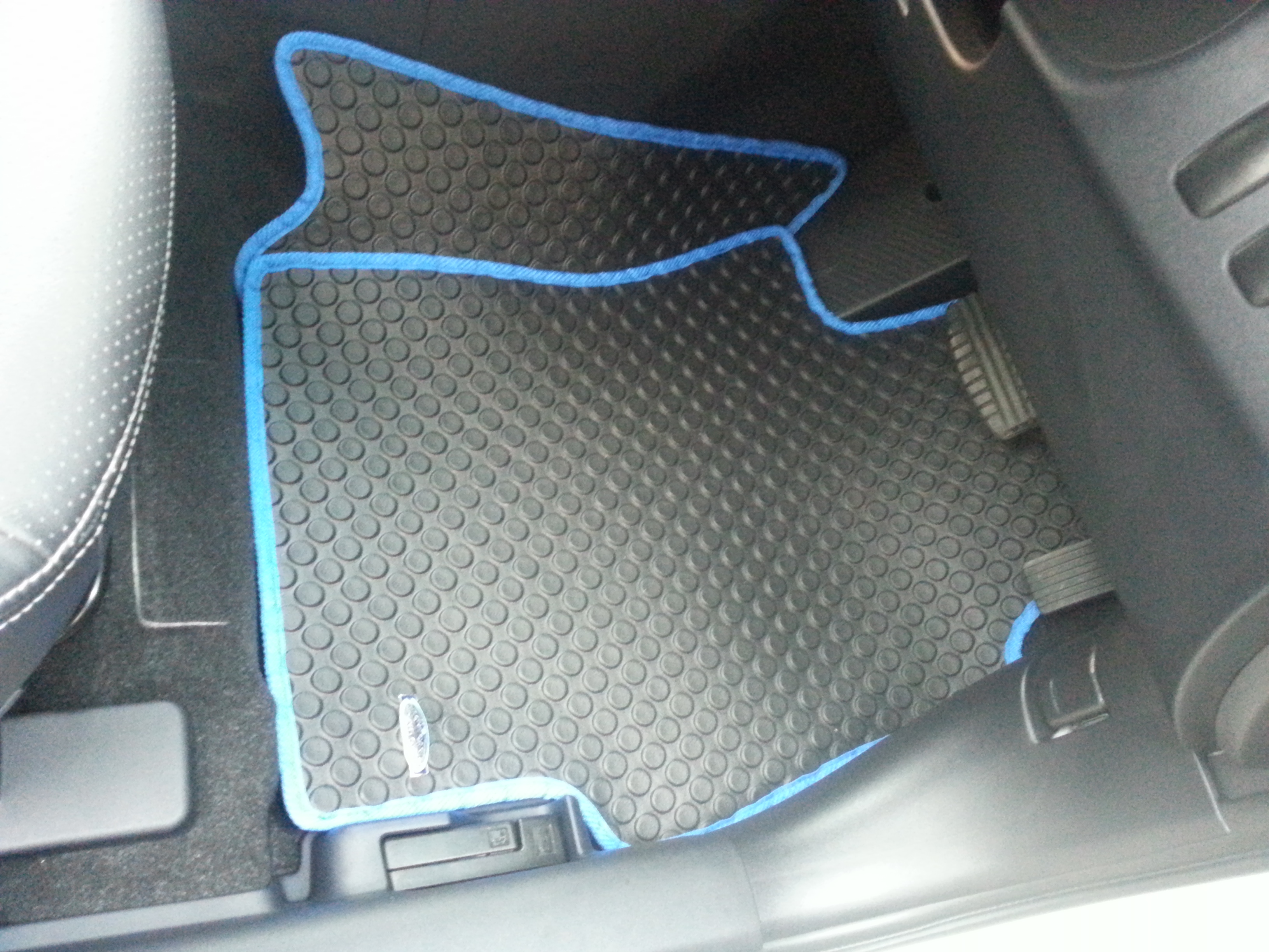 ขายยางปูพื้นรถเข้ารูป Mitsubishi Lancer EX ลายกระดุมสีดำขอบฟ้า