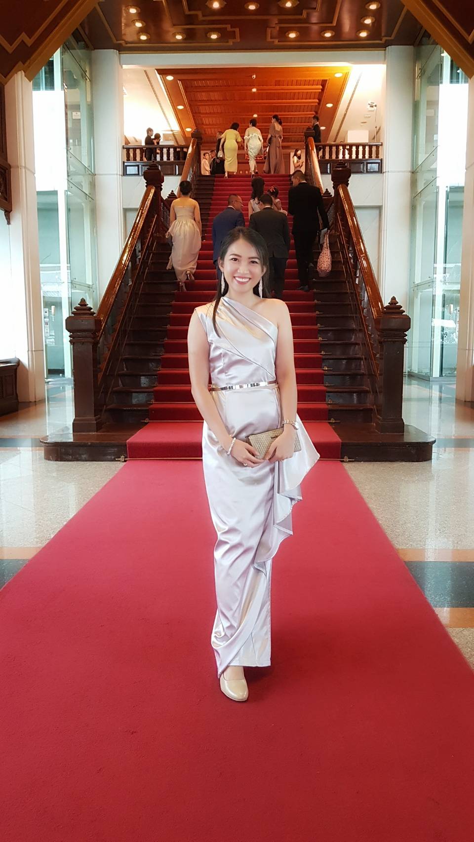 พร้อมเช่า ชุดเดรส เดรสไหล่เดียว ผ้าดัชเชส แพทเทิร์นเนียบ แต่งระบายสะโพก สีเทา