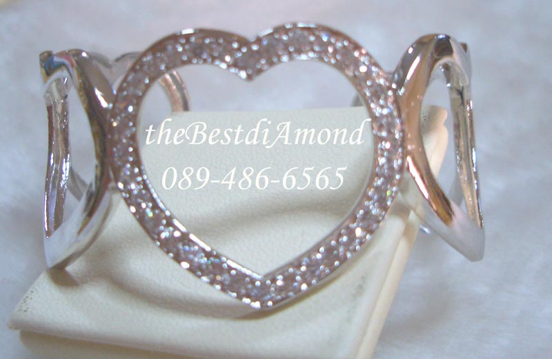 BL003RD กำไลหัวใจ 5 ห้อง ทันสมัย โฉบเฉี่ยว วัยรุ่นมาก ใส่ได้กับเสื้อผ้าเกือบทุกแบบเลย ตัวเรือนทำเป็นรูปหัวใจ 5 อัน โดยตรงกลางฝังเพชรดูโดดเด่น