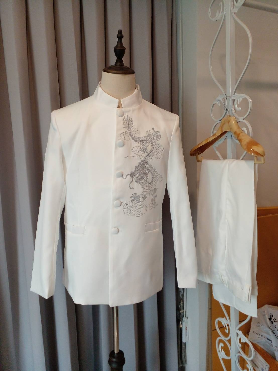 พร้อมเช่า ชุดสูทจีนชาย สีขาว ปักอกลายมังกรสีขาวออฟไวท์ คอปีน แขนยาว สไตล์จีน