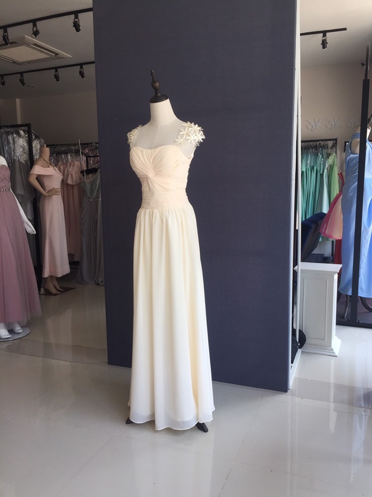 พร้อมส่ง ชุดราตรียาว สีครีม จับเดรปอกรูปหัวใจ ไหล่แต่งดอกไม้ 3 มิติสวยหวาน