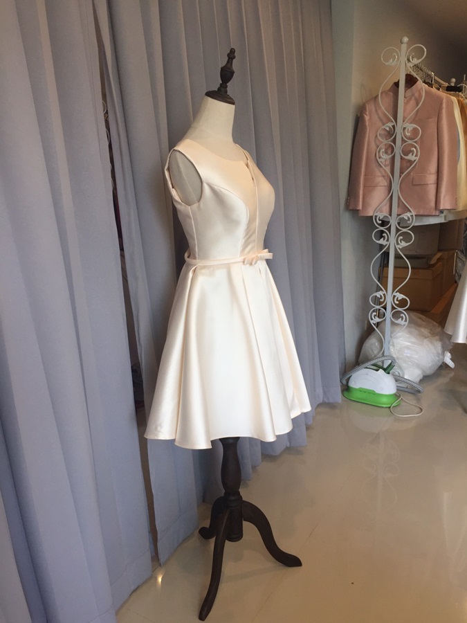 พร้อมเช่า ชุดราตรีสั้น แบบแขนกุด ผ้าซาตินเรียบหรู กระโปรงทรงA แต่งโบว์2ชั้น ช่วงเอว สีครีม Champagne (เชือกผูกหลัง)