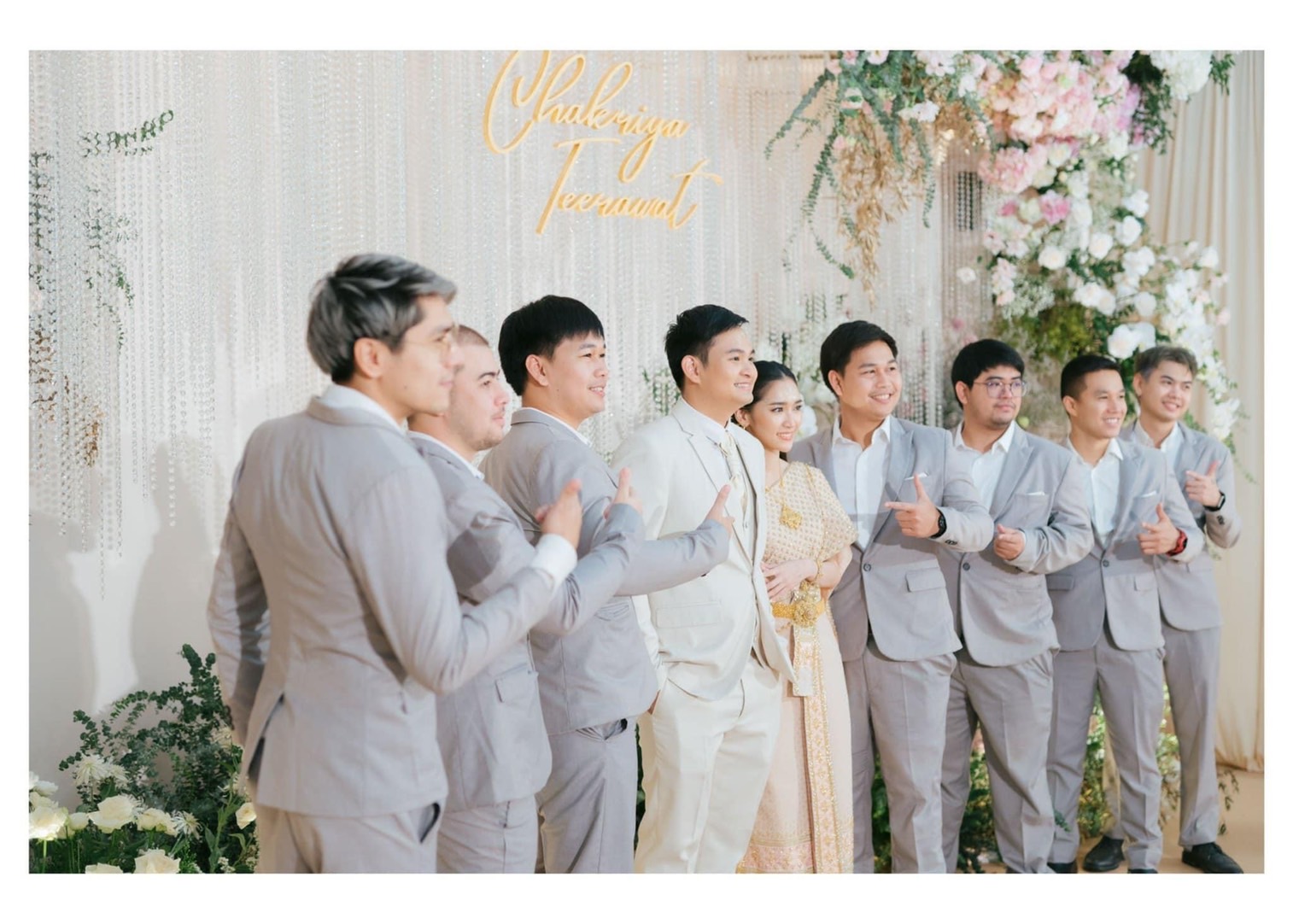 พร้อมเช่า ชุดสูทชาย สีเทาอ่อน เข้ารูป พร้อมเสื้อกั๊ก