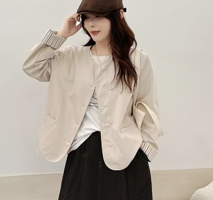 เสื้อคลุมแต่งกระเป๋าทรงเรียบสไตล์มินิมอล