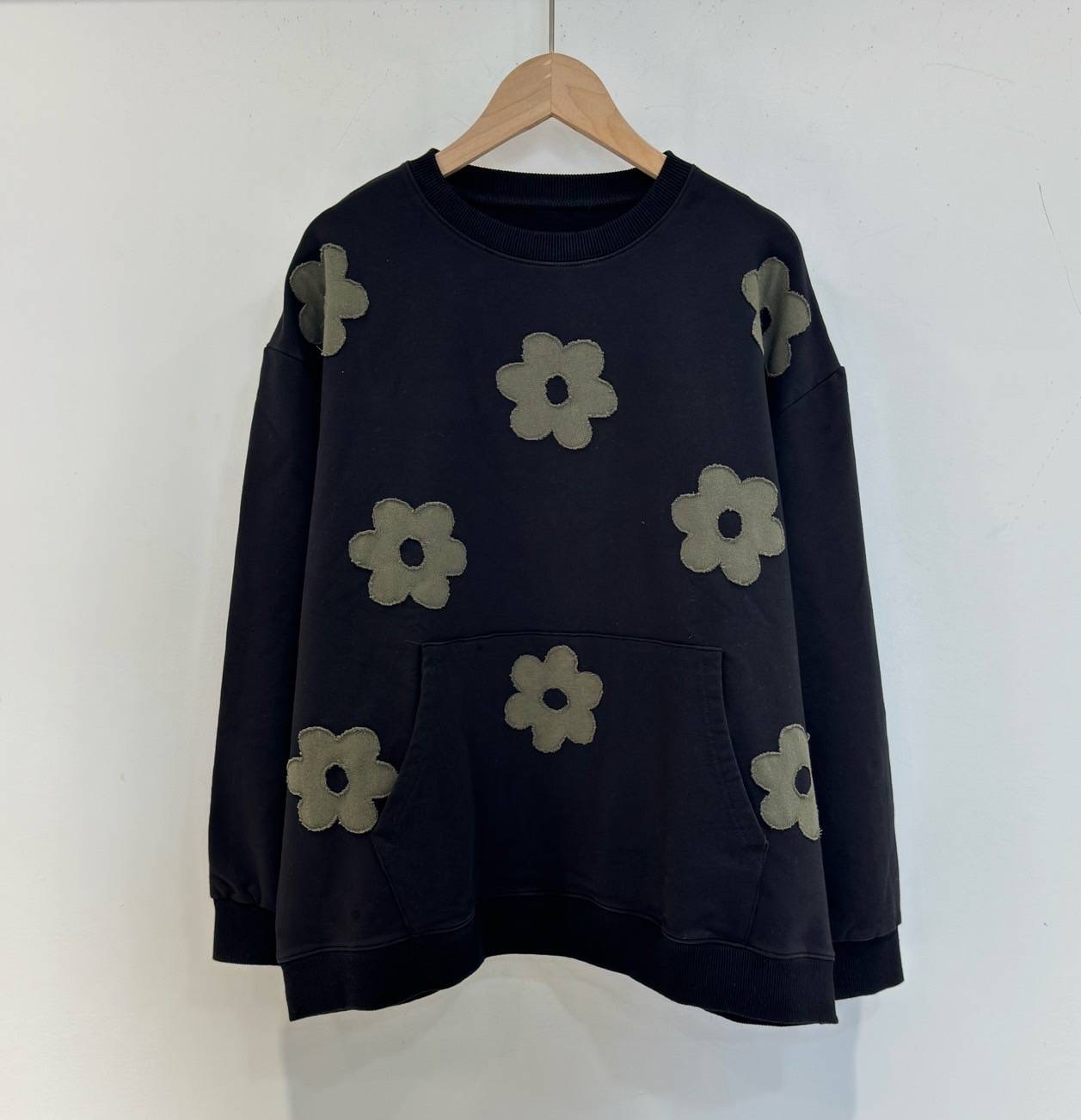 เสื้อยืดลายปักดอกไม้แต่งกระเป๋า