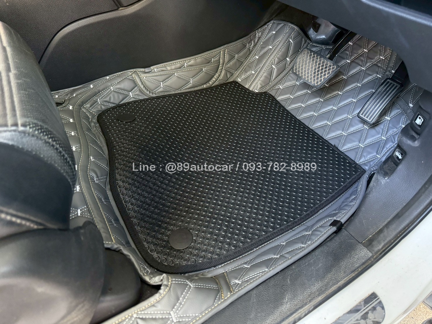 พรมรถยนต์ Honda CRV G5 7 ที่นั่ง ปูพรมVVIP สีเทาด้ายเทา + กระดุมเล็ก PVC แท้ สีดำ