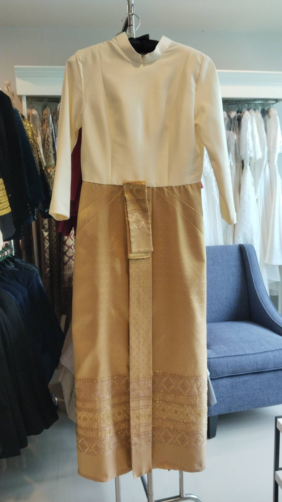 พร้อมเช่า ชุดแต่งงานไทยประยุกต์ สีทอง แขนยาว