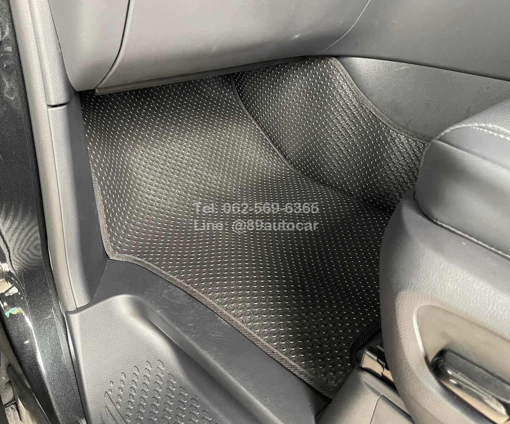 ผ้ายางปูพื้นรถตู้ Lexus LM350h 2024 7 ที่นั่ง กระดุมเล็ก PVC สีดำขอบดำ