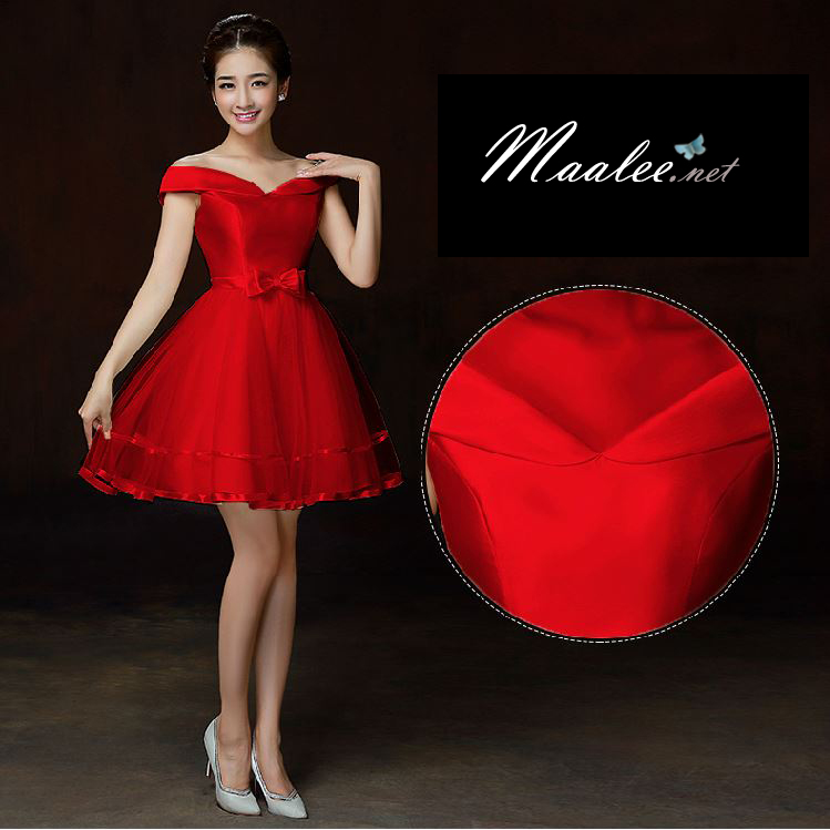 พร้อมเช่า ชุดราตรีสั้น แบบไหล่ปาด ผ้าไหมดัชเชส กระโปรงผ้าตาข่าย&แต่งริ้บบิ้นเก๋ๆชายกระโปรง และโบว์ช่วงเอว สีแดง (เชือกผูกหลัง)