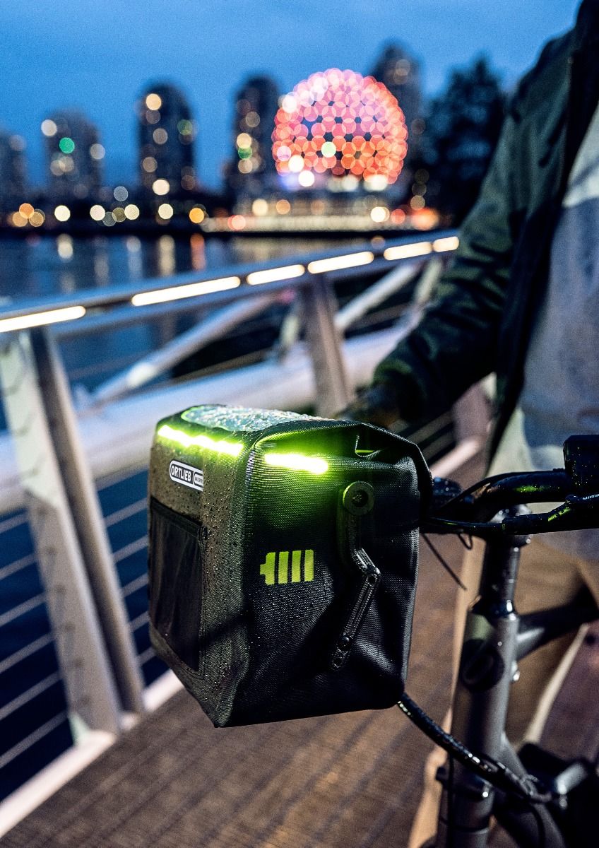 กระเป๋าหน้าแฮนด์ ORTLIEB E-Glow - Black [F8230] multitalented handlebar bag for e-bikes: with LED lighting and bottle-cage mounts 7ลิตร