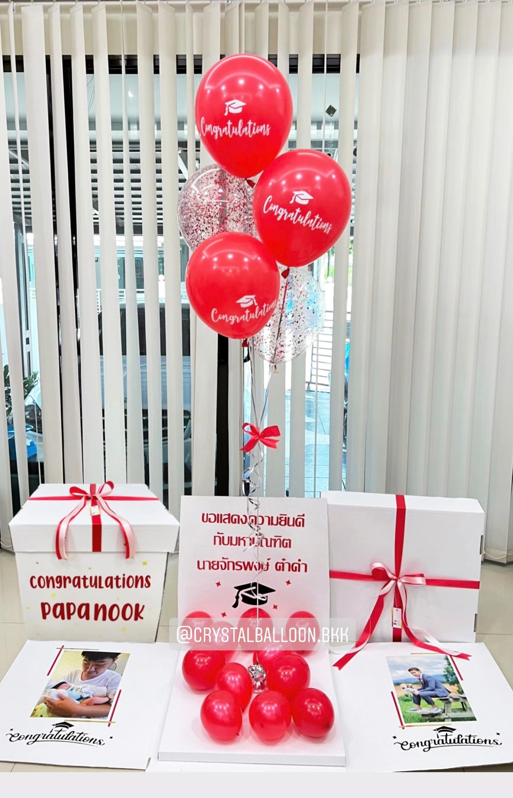 ลูกโป่ง รับปริญญา แบบกล่อง ช่อลูกโป่ง 5 ลูก Theme สีแดง พร้อมตกแต่ง สามารถใส่รูปได้ 2 ใบ สามารถเปลี่ยนสีลูกโป่ง/เปลี่ยนข้อความได้