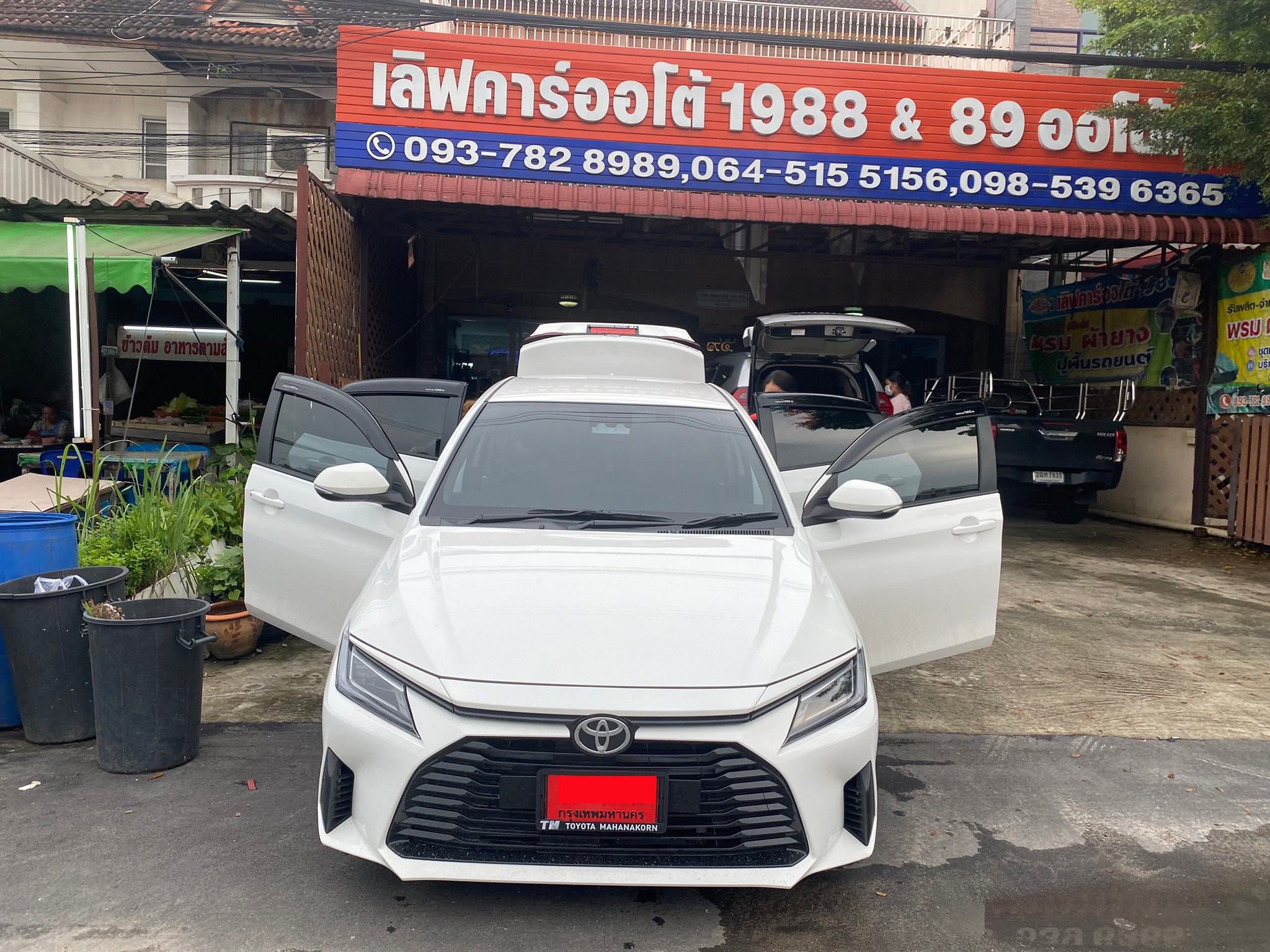 พรมปูพื้นรถยนต์ Toyota Yaris Ativ 2023 ปูพรม7D สีดำด้ายทอง เสริมด้วยพรมดักฝุ่นสีเทา เข้ารูป