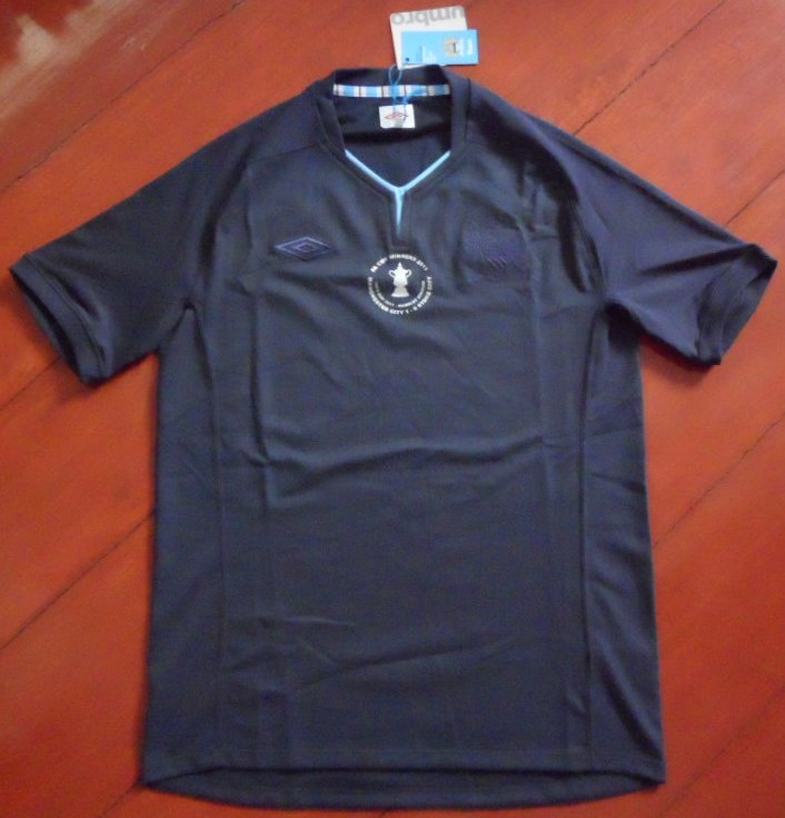 เสื้อฟุตบอล ทีมสโมสรแมนเชสเตอร์ ซิตี้ ชุดพิเศษ FA Cup Winners 2011 Tonal Special Edition ใหม่ M (40)-Size / MANCHESTER CITY Football Shirt Special Kit FA Cup Winners 2011 Tonal Special Edition Jersey NEW M (40)-Size