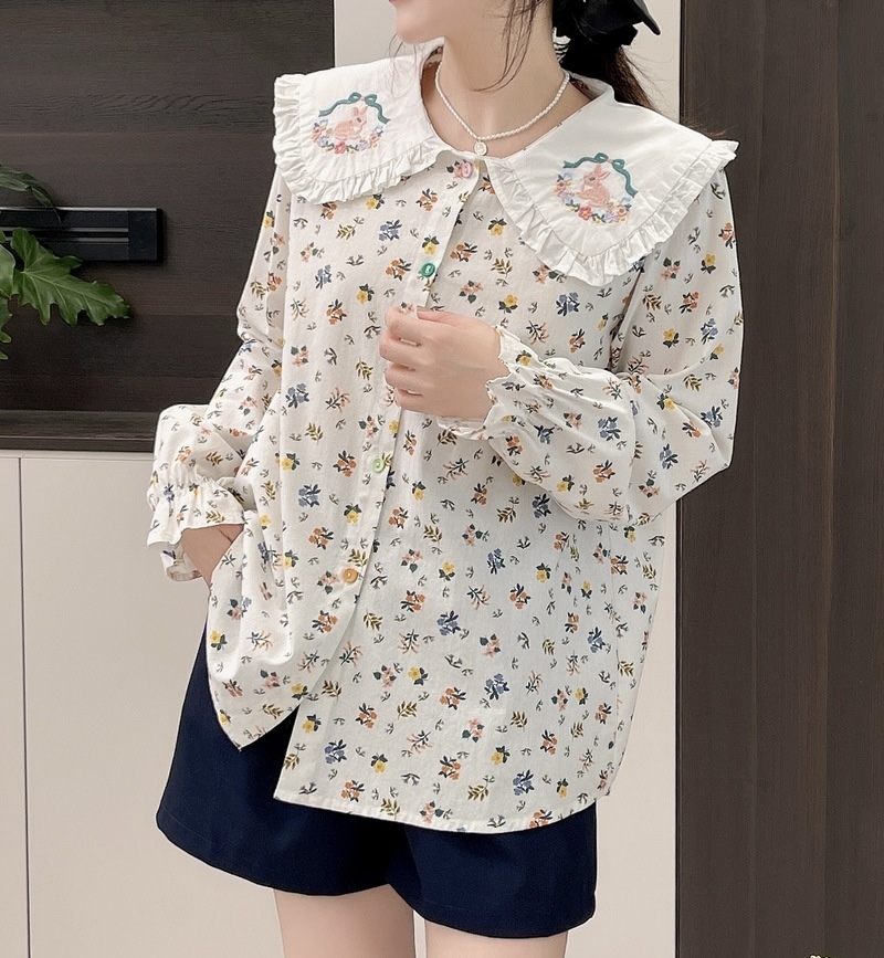 เสื้อคอบัวผ้าฝ้ายลายดอกไม้แต่งกระดุมสี
