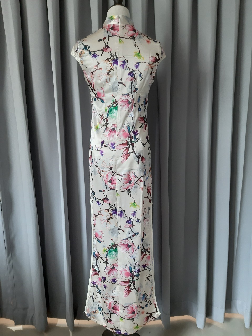 พร้อมส่ง กี่เพ้า สีครีม ผ้าซาติน พิมพ์ลาย ดอกไม้ สีพาสเทล สวยหวาน (L,2XL)