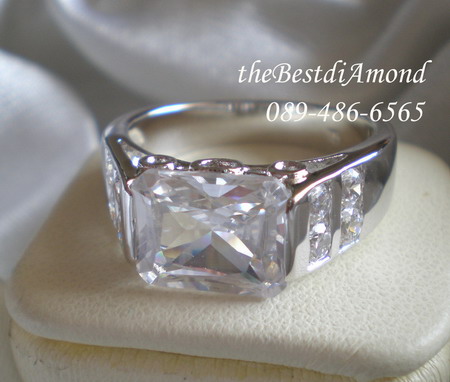 BR809RD+++แหวนชายแบบEmerald cut +++สุดหรูหรากับเหลี่ยมemerald cut พร้อมดีไซน์สุดเก๋ วางแนวนอน เพิ่มความโดดเด่นด้วยการยกสูงขึ้น พร้อมบ่าข้างประดับเพชร