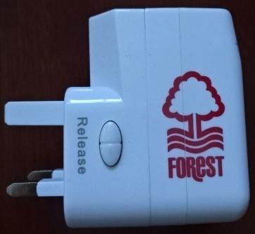 ปลั๊กต่อพ่วงเต้ารับนานาชาติ ฟุตบอล สโมสรน็อตติ้งแฮม ฟอเรสต์ - WORLD TRAVEL ADAPTER พร้อมช่องชาร์จ USB ตราสโมสร NFFC ใหม่ / NOTTINGHAM FOREST Football Club Universal Adapter - NFFC Logo WORLD TRAVEL ADAPTER with USB CHARGER NEW