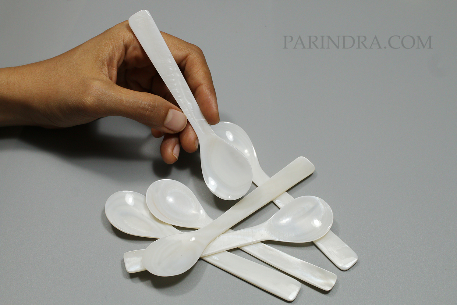 ช้อนเปลือกหอยแท้ ทำจากเปลือกหอยกาบ ขนาด 5 นิ้ว ใช้ตักเครื่องสำอาง หรือ อาหารอื่นๆ