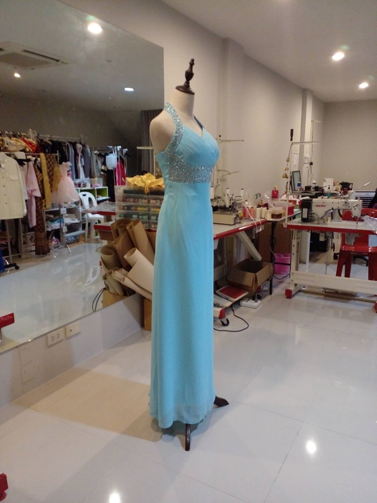 พร้อมเช่า ชุดราตรียาว สีฟ้า แบบเก๋ คล้องคอ ช่วยยกเนินอกสวย
