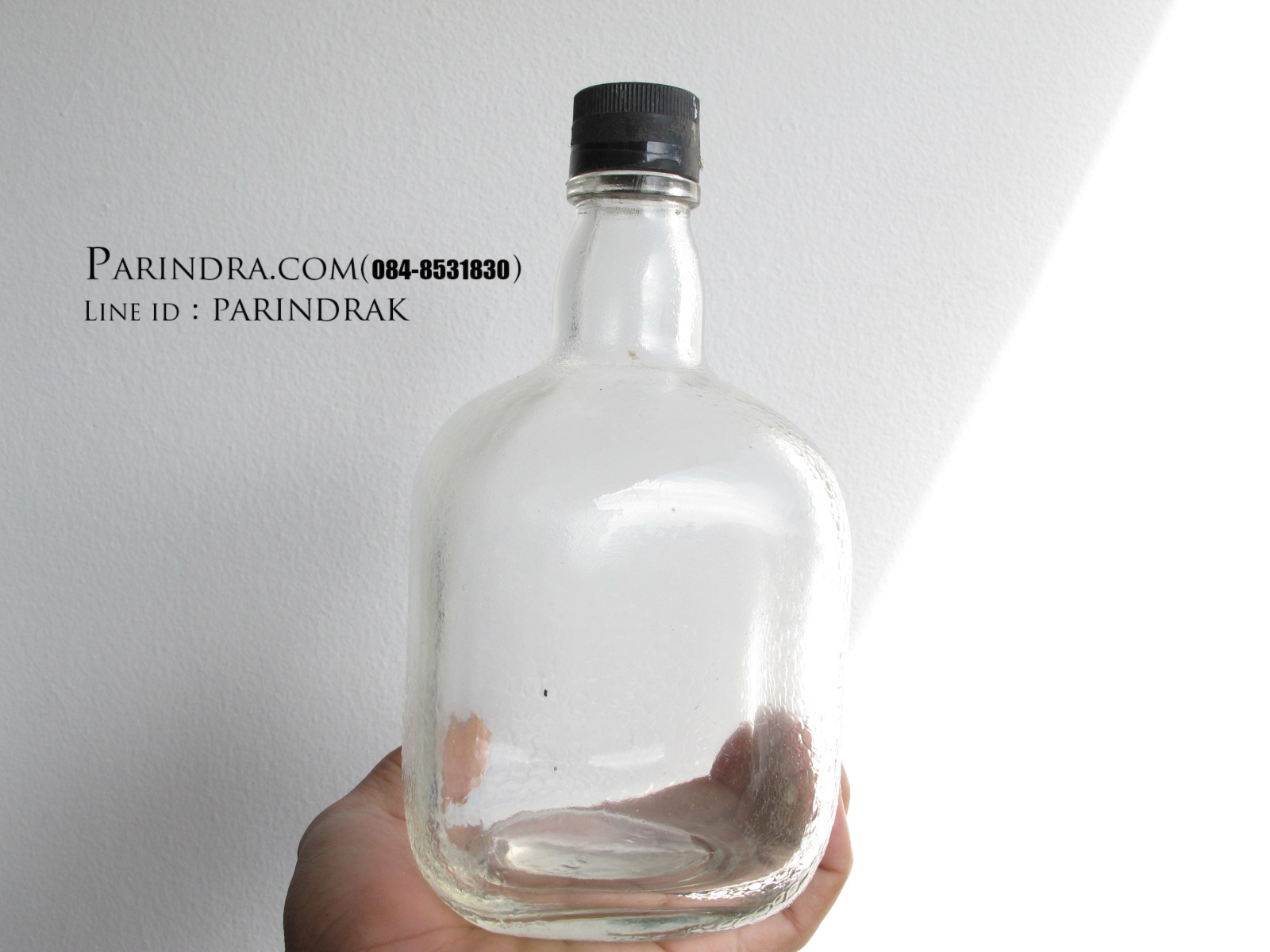 ขวดแก้วใส่สี่เหลี่ยมลายงู
