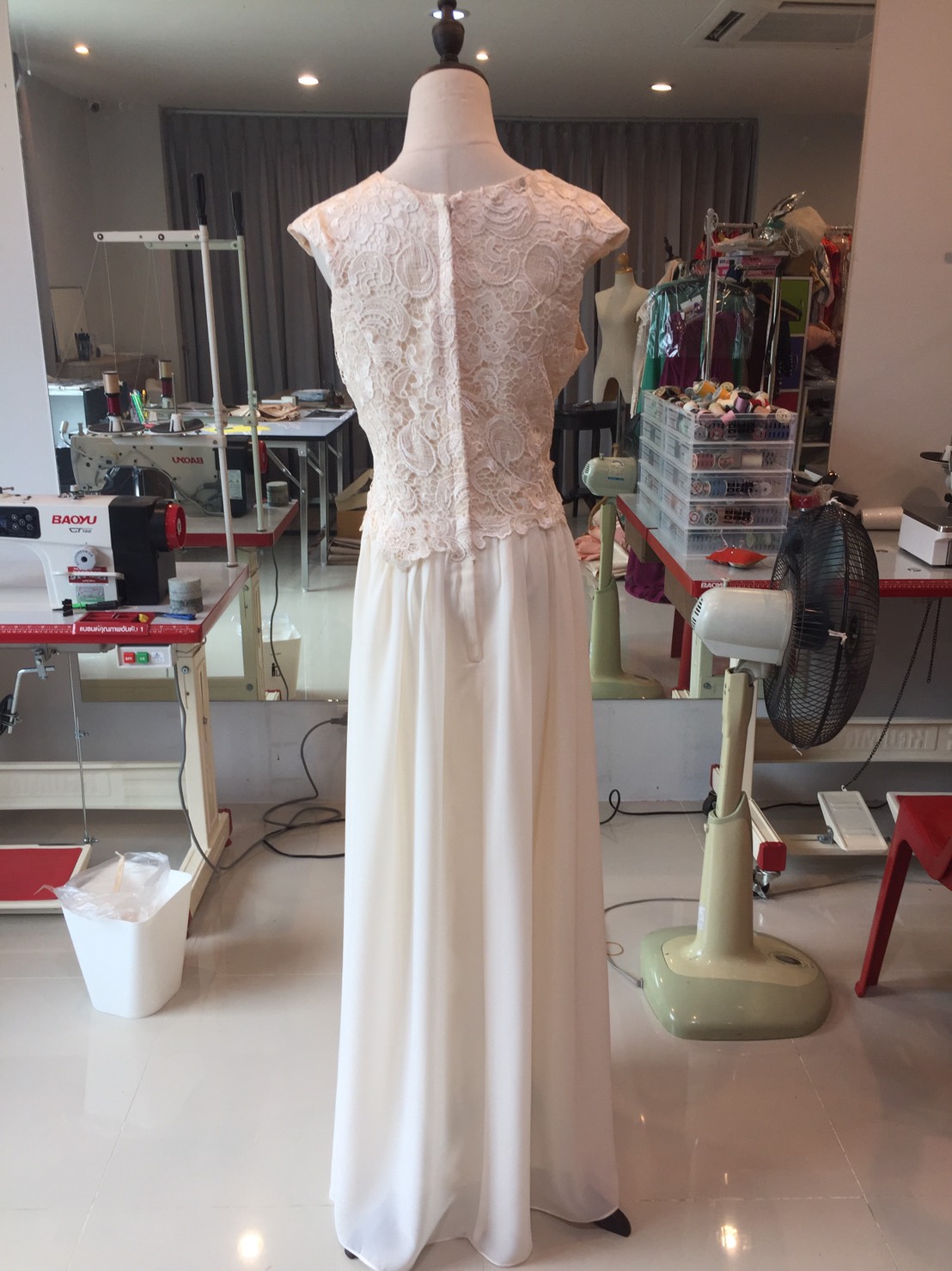 พร้อมส่ง ชุดราตรียาว สีครีม Champagne แต่งลูกไม้ฉลุ กระโปรงผ้าชีฟองพลิ้วสวย