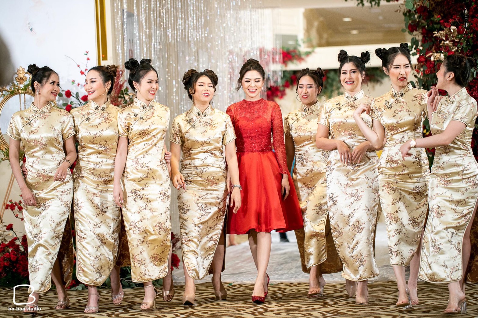 พร้อมเช่า กี่เพ้า สีทอง ลายดอกบ๊วย Cherry Blossom ผ้าไหมจีน กุ๊นขอบ ตัดเย็บอย่างดี