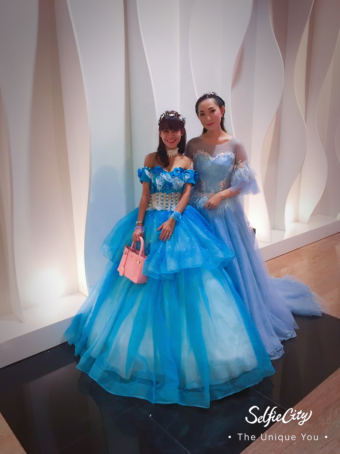 พร้อมเช่า ชุดแฟนซี ชุดราตรียาว สีฟ้า-ขาว แบบไหล่ปาด กระโปรงผ้าแก้วพองสวย แต่งดอก&ลูกปัด เชือกผูกหลัง