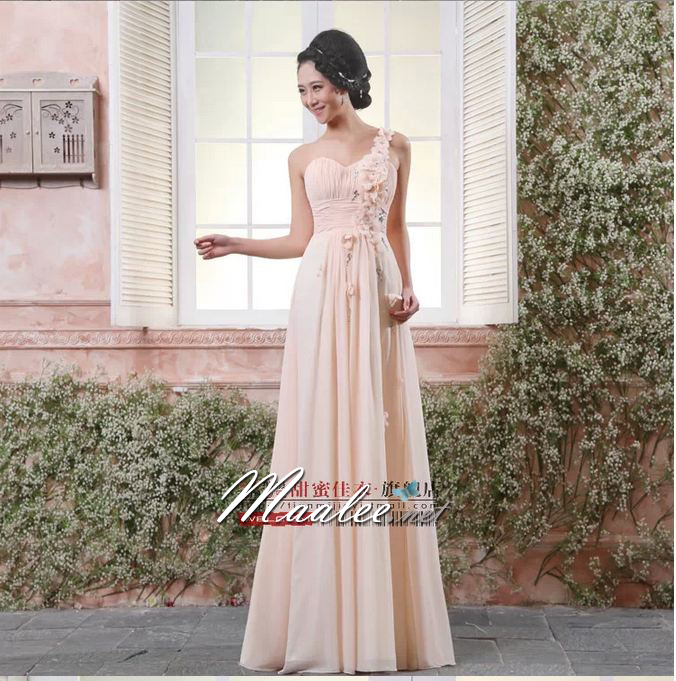 พร้อมส่ง ชุดราตรียาว ไหล่เดียว สีครีม Champagne คอเว้าหัวใจ แต่งช่อดอกไม้สวยยาวจากไหล่ถึงเอว