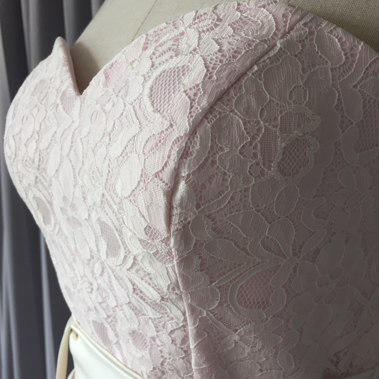 พร้อมส่ง ชุดราตรียาว เกาะอก ลูกไม้สีขาว ระบายช่วงเอวพร้อมโบว์สีขาว ตัวกระโปรงสีชมพูทรงหางปลา