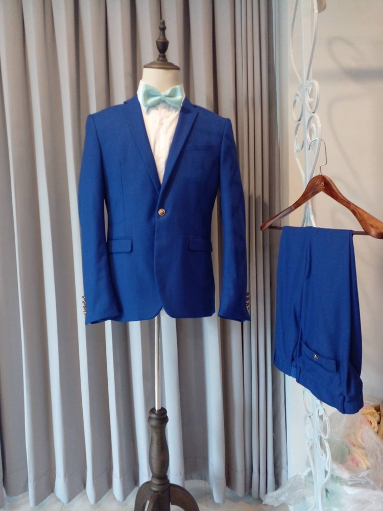 พร้อมเช่า ชุดสูทชาย สีน้ำเงินเข้ารูป แต่งกระดุมทอง (ไม่มีเสื้อกั๊ก)