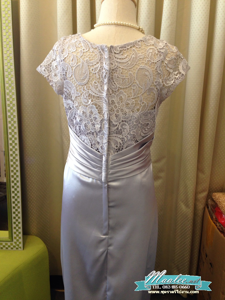 พร้อมเช่า ชุดราตรียาว แขนสั้น ผ้าซาติน จับจีบตีเกล็ดช่วงเอว เนื้อผ้าลูกไม้ เรียบหรู สีเทา