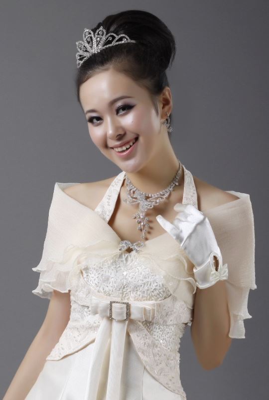 เสื้อคลุมชุดราตรี ผ้าแก้วออกันซ่า สีครีม พร้อมตะขอเพชรรูปโบว์