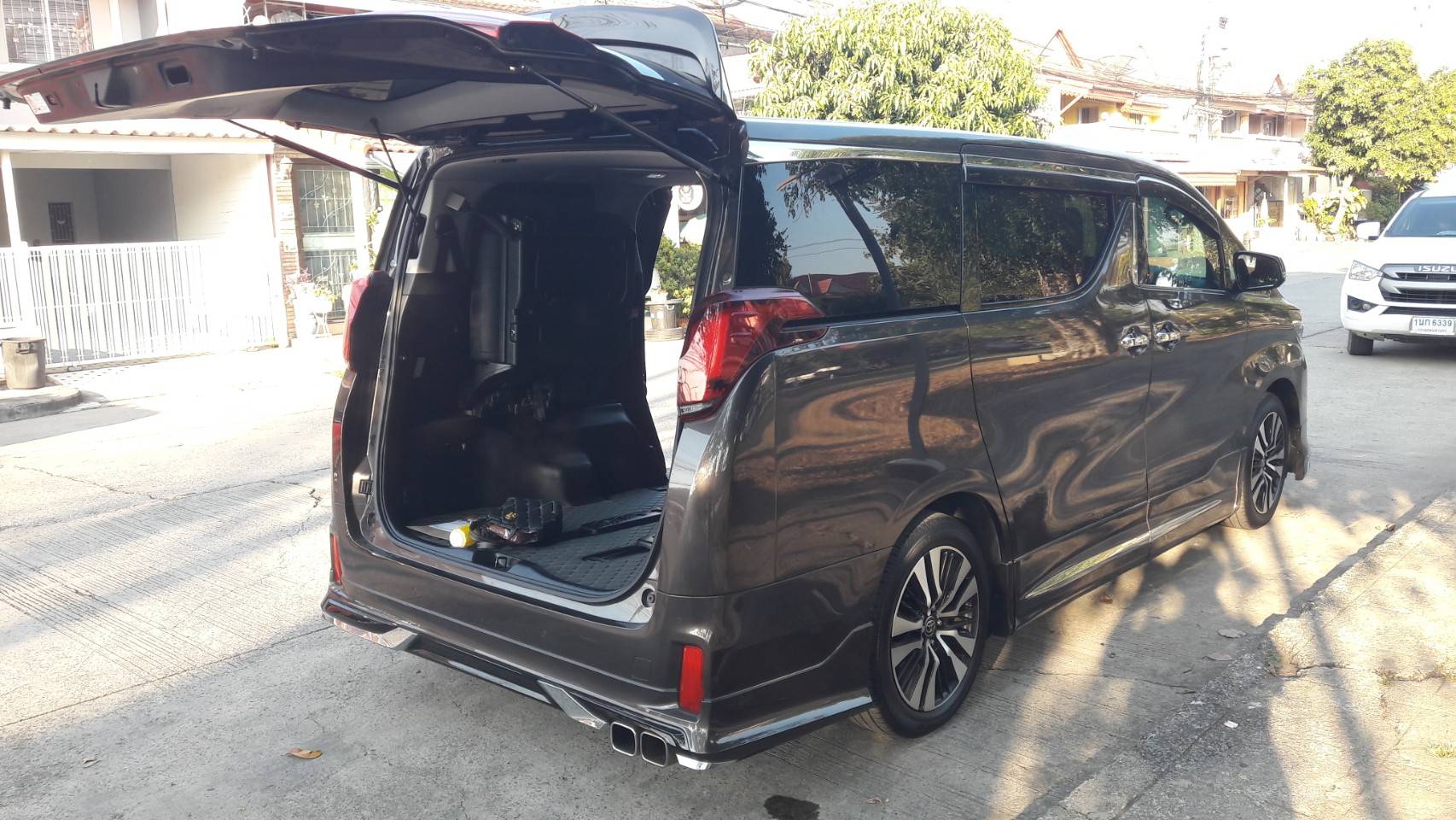 พรมรถยนต์ Toyota Alphard 2023 ปูพรมVVIPด้ายคู่ สีเทาด้ายเทา