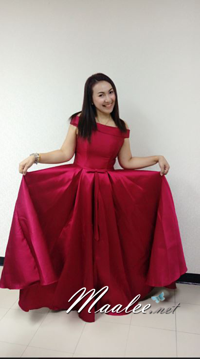 พร้อมเช่า ชุดราตรียาว แบบไหล่ปาด สไตล์วินเทจผ้าไหมดัชเชส กระโปรงทรงA แต่งโบว์2ชั้น ช่วงเอว สีไวน์แดง (เชือกผูกหลัง)