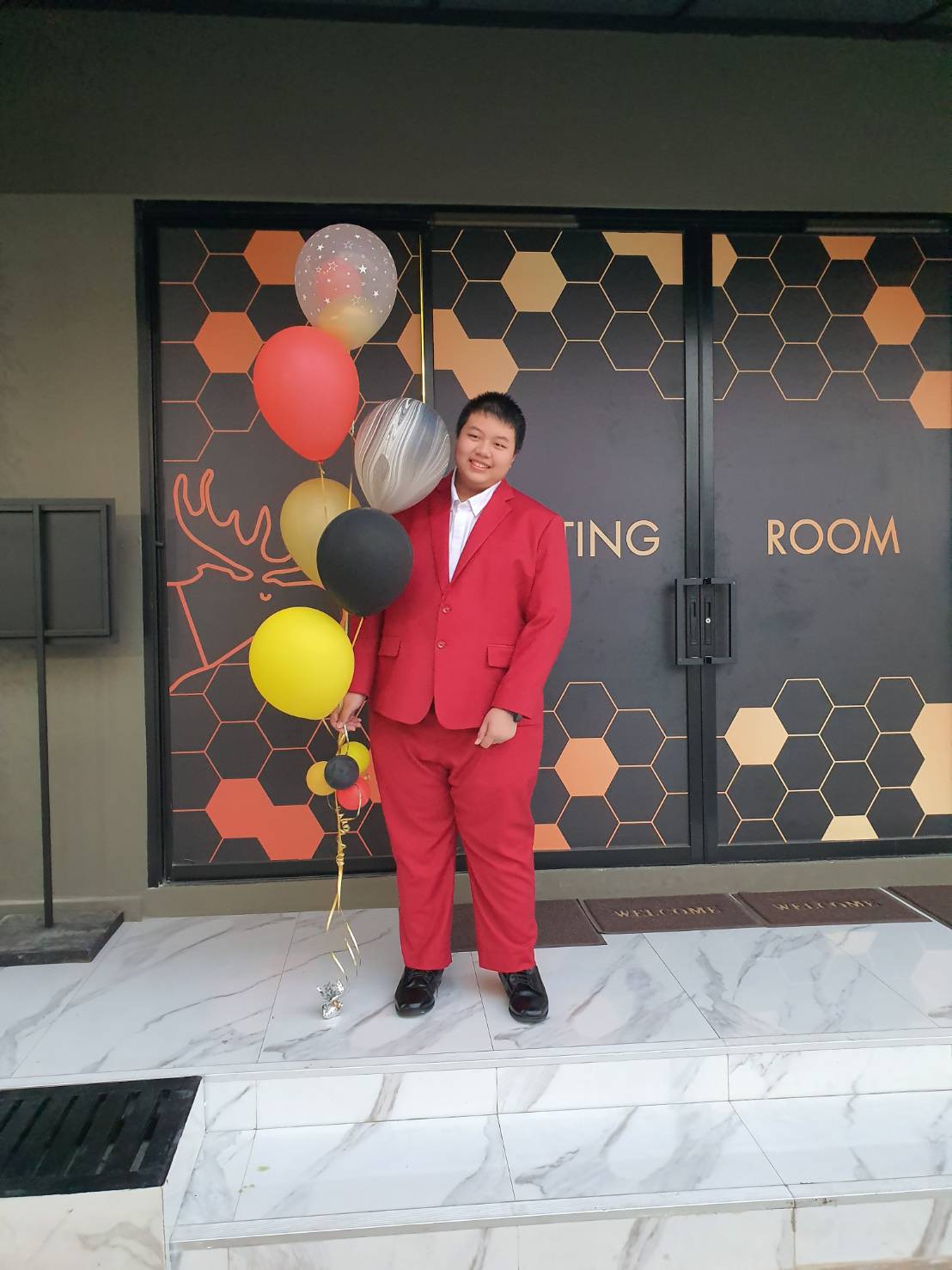 สูทตัดพร้อมเช่า ชุดสูทชาย สีไวน์แดง รุ่นกระดุมสองเม็ด ไม่มีเสื้อกั๊ก