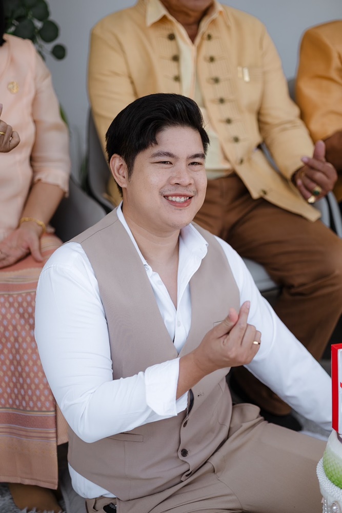 พร้อมเช่า ชุดแต่งงานไทยประยุกต์ สีทอง แขนยาว